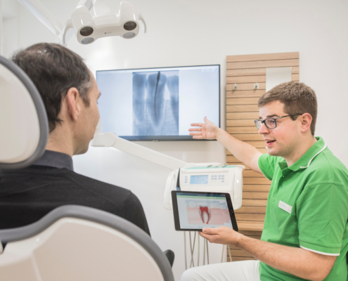 Zahnarzt Dr. Johannes Weber, Friedberg, Beratung per Tablet und Bildschirm