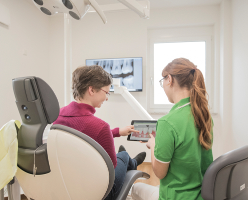 Zahnarzt Dr. Johannes Weber, Friedberg, Mitarbeiterin berät Patientin
