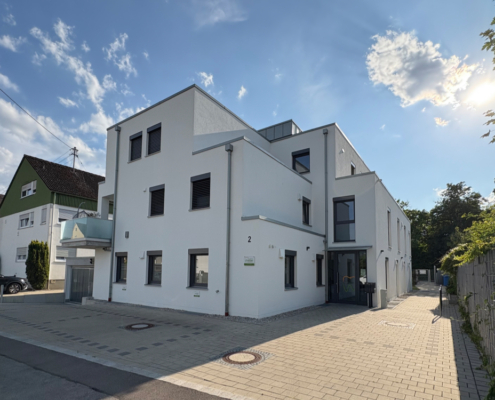 Zahnarzt Dr. Johannes Weber, Friedberg, Blick von der Fürstenfelderstraße zum Eingang mit unseren Parkplätzen